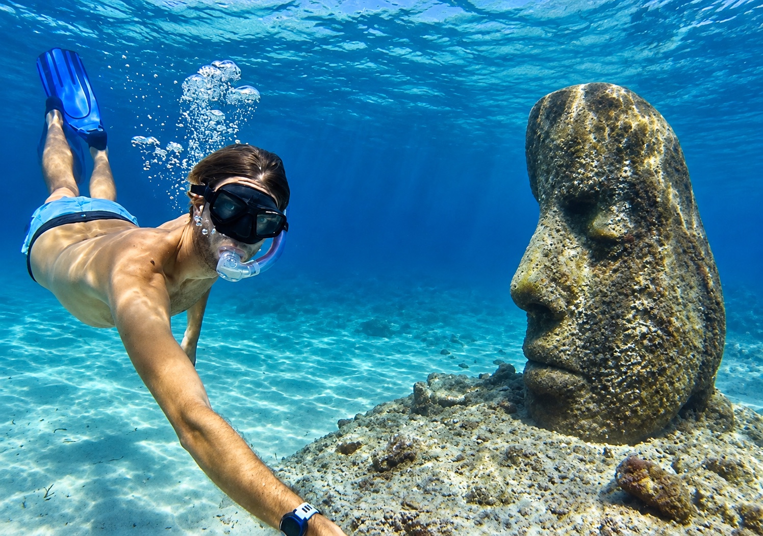 Découverte en masque et tuba d’une sculpture de l’écomusée sous-marin de Cannes