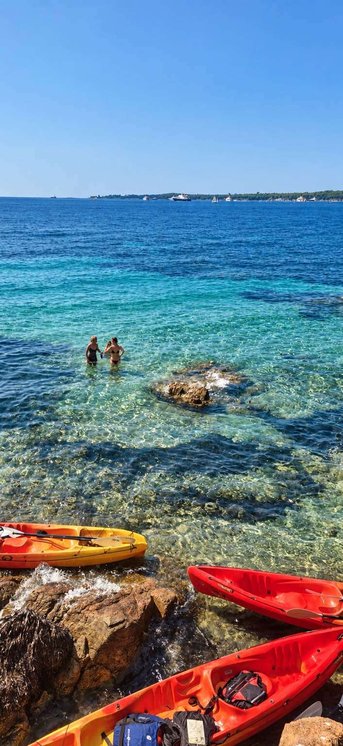 Des kayaks au bord du rivage pendant une pause baignade.