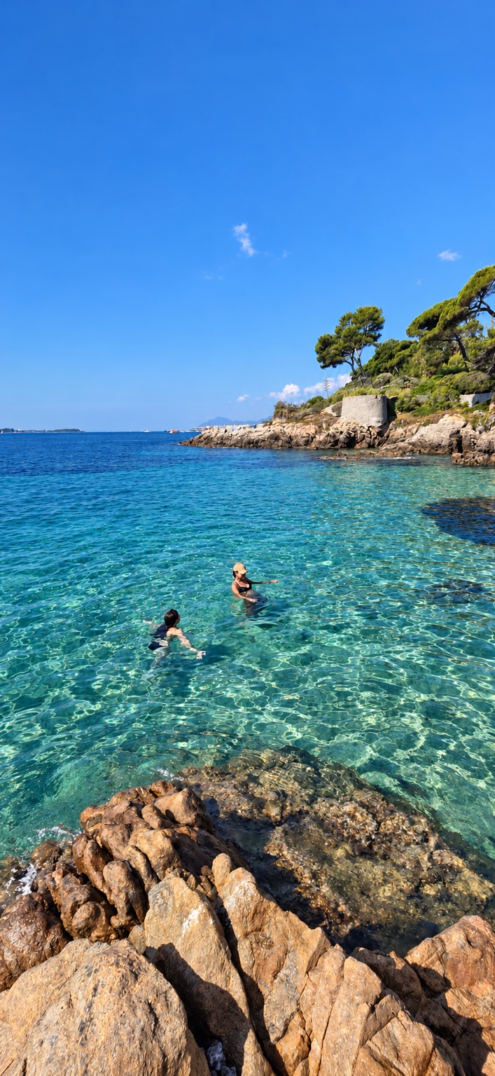 Une pause baignade au pied du littoral rocheux et des pins.