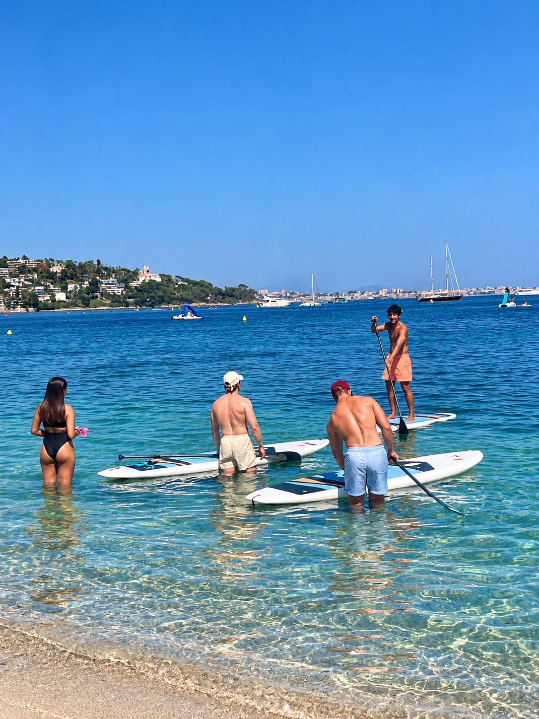 Le plaisir du paddle à partager, au départ de la plage à Cannes.