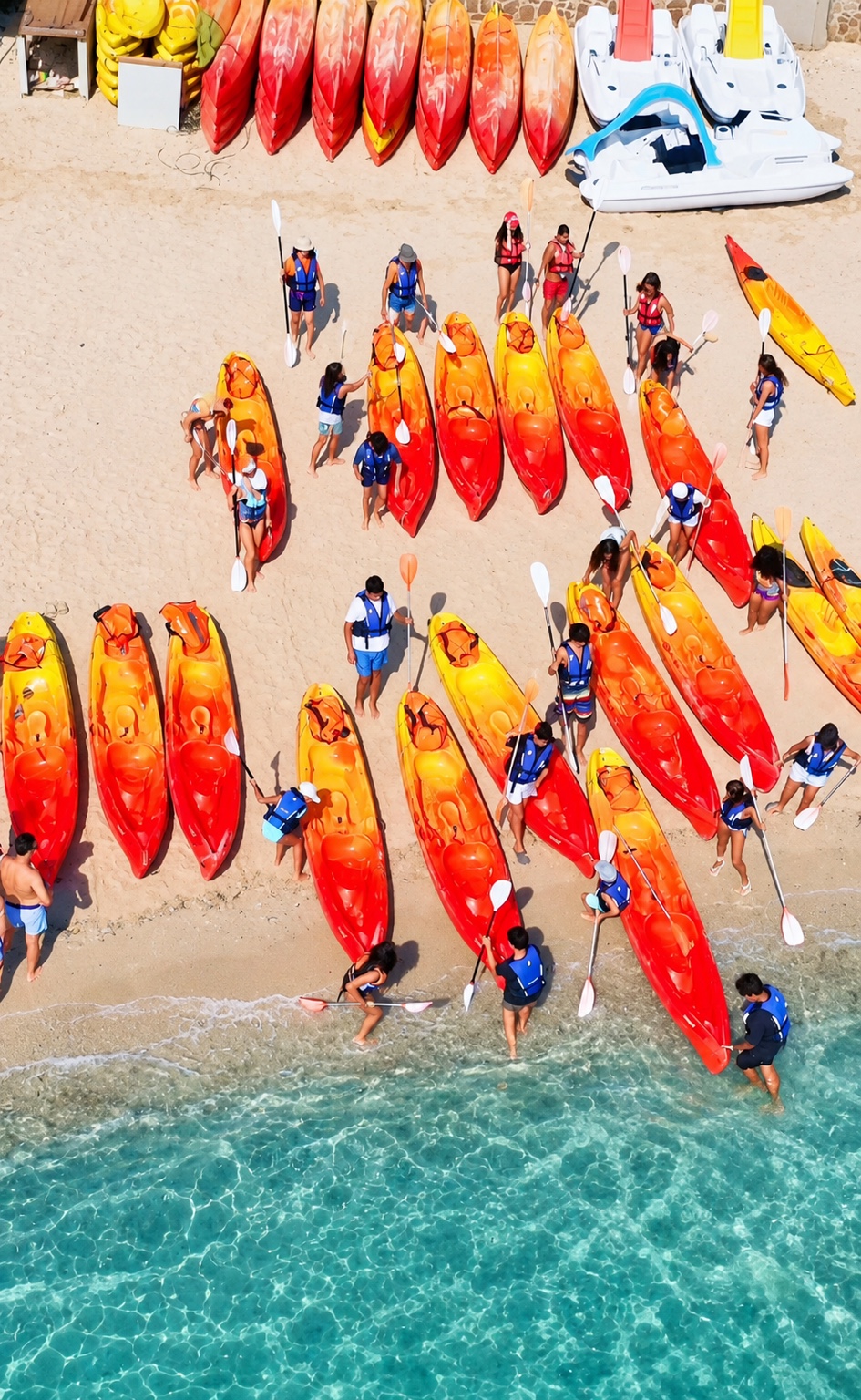 Un groupe prépare ses kayaks et pagaies sur la plage de la base