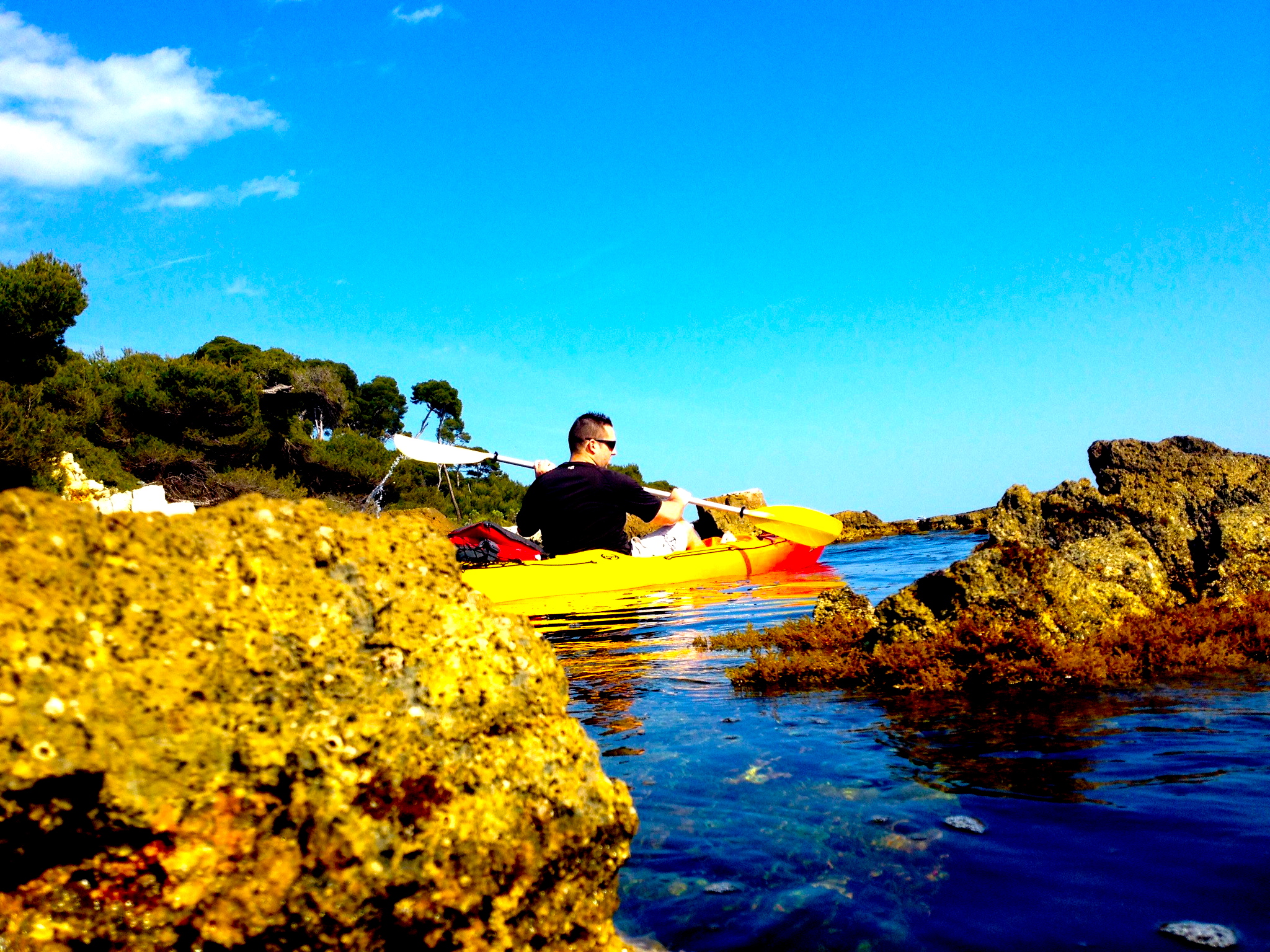 Kayak sur les eaux des îles de Lérins