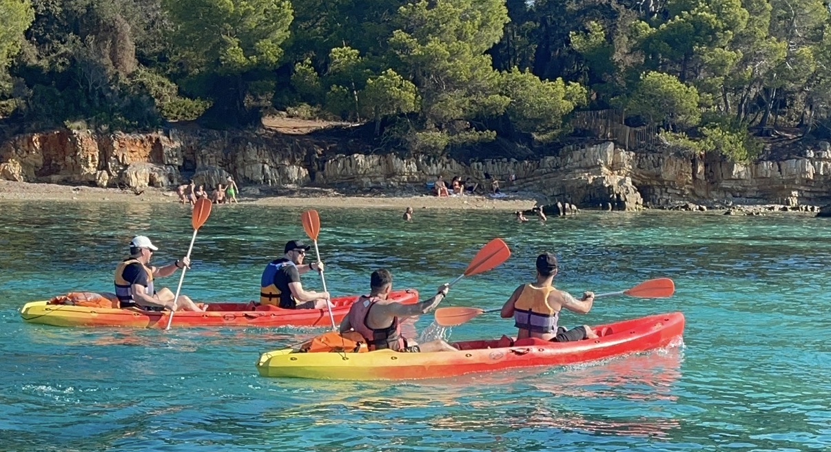 Kayaks dans les eaux turquoise des îles de Lérins