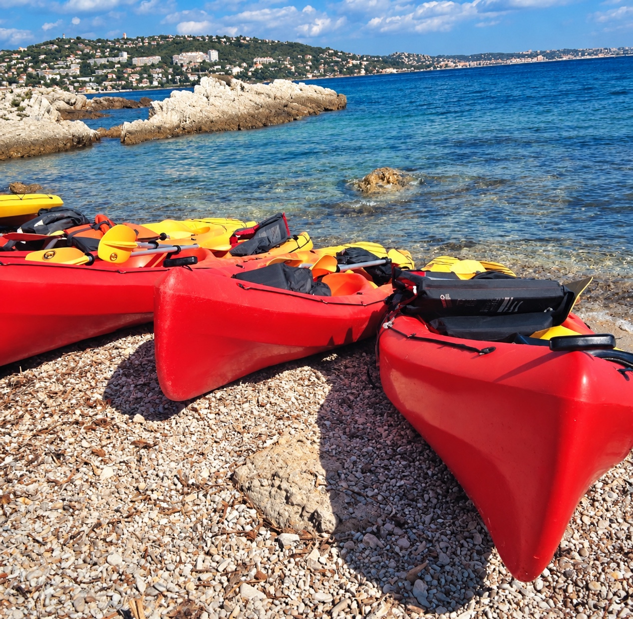 Des kayaks déposés sur une plage pour une escale.