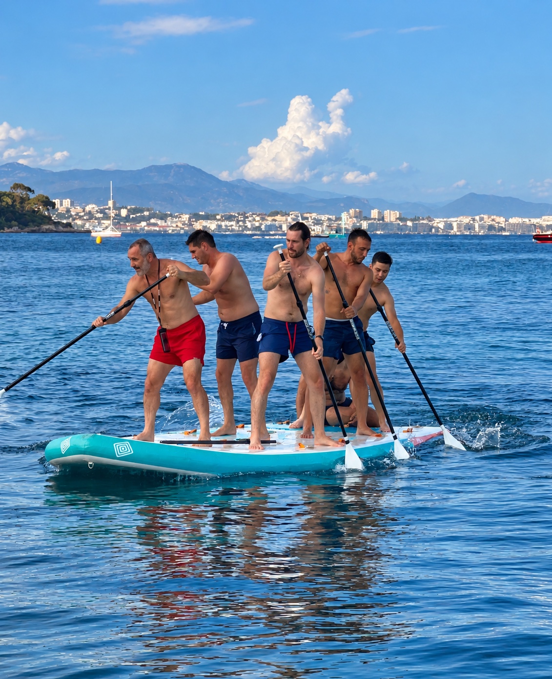 Des amis pagaient sur une même planche de paddle géant devant Cannes