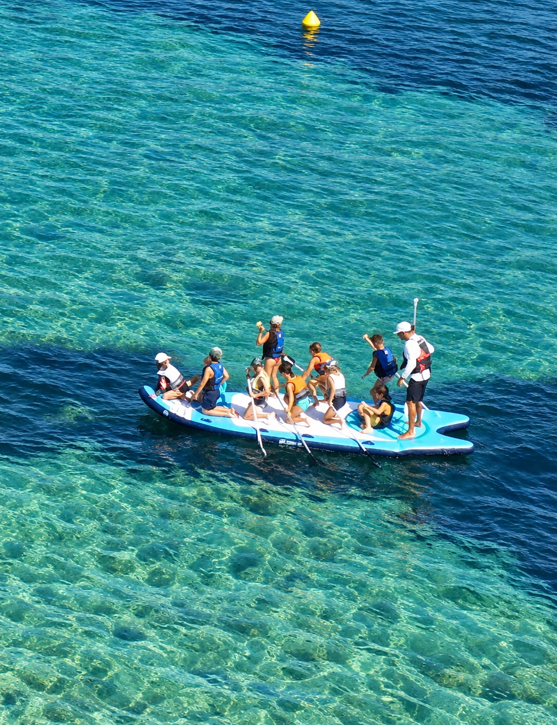 Un groupe sur un paddle géant à Cannes